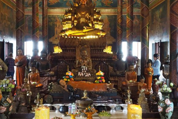 Die vielen Statuen im Inneren des Wat Phnom
