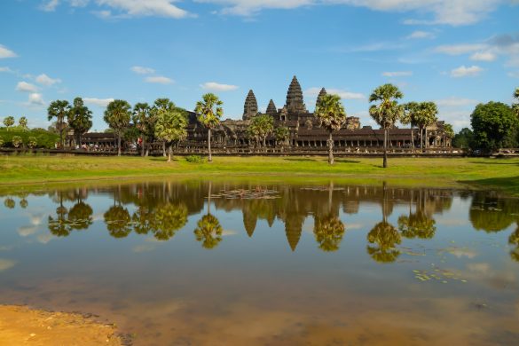 Eine perfekte Spiegelung von Angkor Wat in einem der angelegten Teiche, bei traumhaften blauen Himmel und Sonnenschein.
