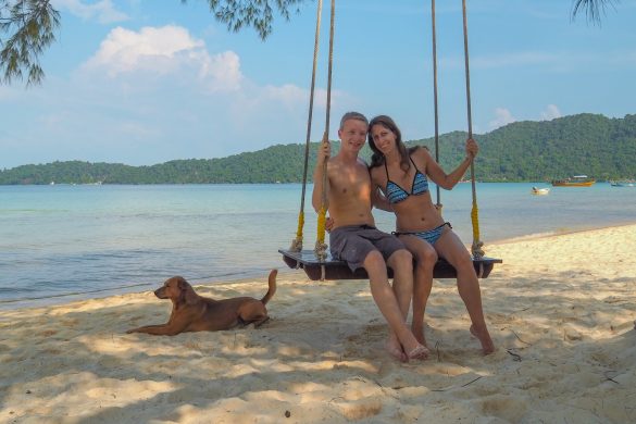 Zusammen sitzen wir auf einer Schauckel über dem Strand mit einem Hund an unserer Seite und genießen den Sonnenschein.