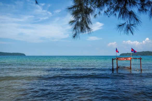 Der Blick von den Tischen des Restaurants Sweet Times, von denen man das traumhafte, blau Meer sieht und die zwei Schaukeln, die ins Wasser gebaut wurden.