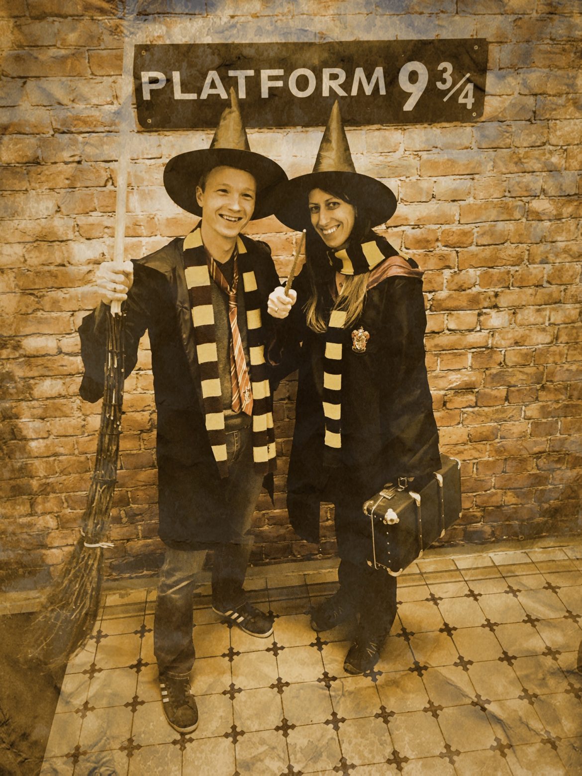 In einer passenden Verkleidung zum Escape Room mit dem Thema Harry Potter haben wir unser Foto am Bahngleis 9 3/4 mit Besen und Zauberstab gemacht