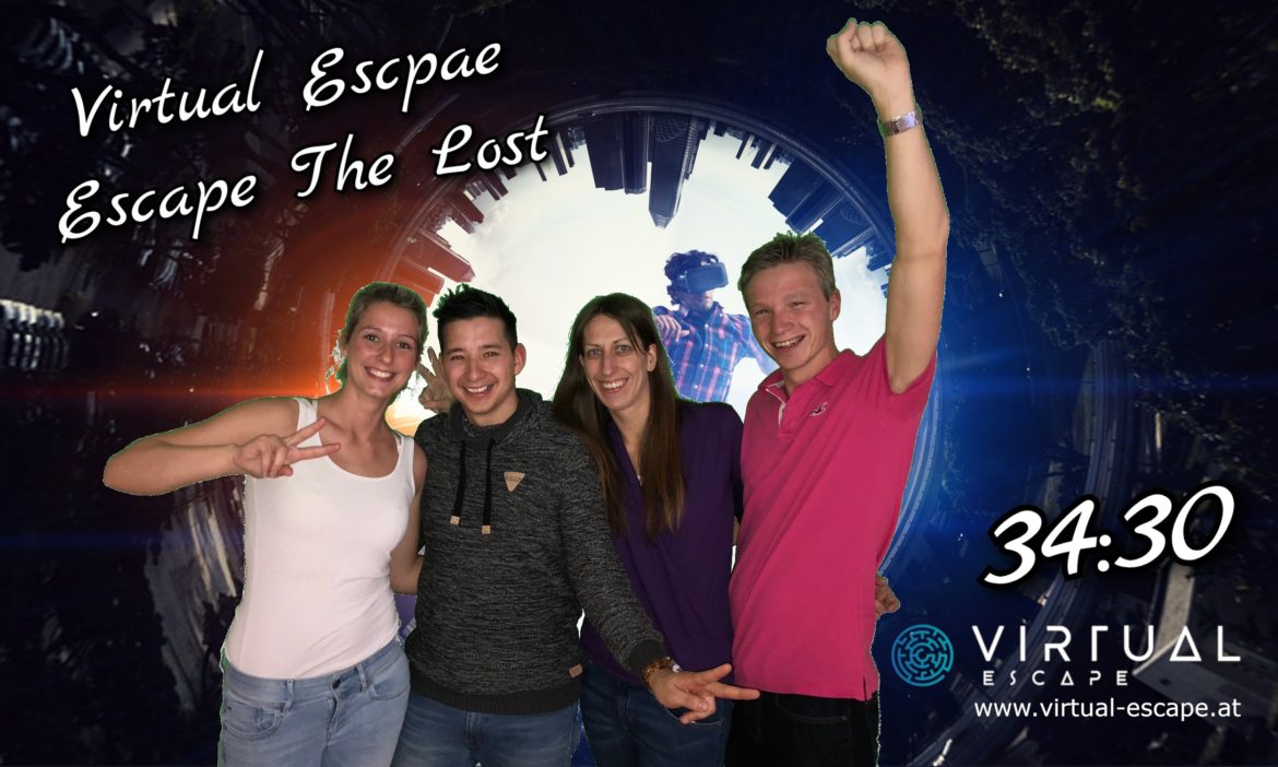 Ausnahmsweise zu viert konnten wir aus dem virtuellen Escape Room Escape The Lost Pyramid bei Virtual Escape in Salzburg entkommen und machten unser Siegerfoto, auf dem wir von der Green-Box ein grünes Leuchten verpasst bekommen haben.
