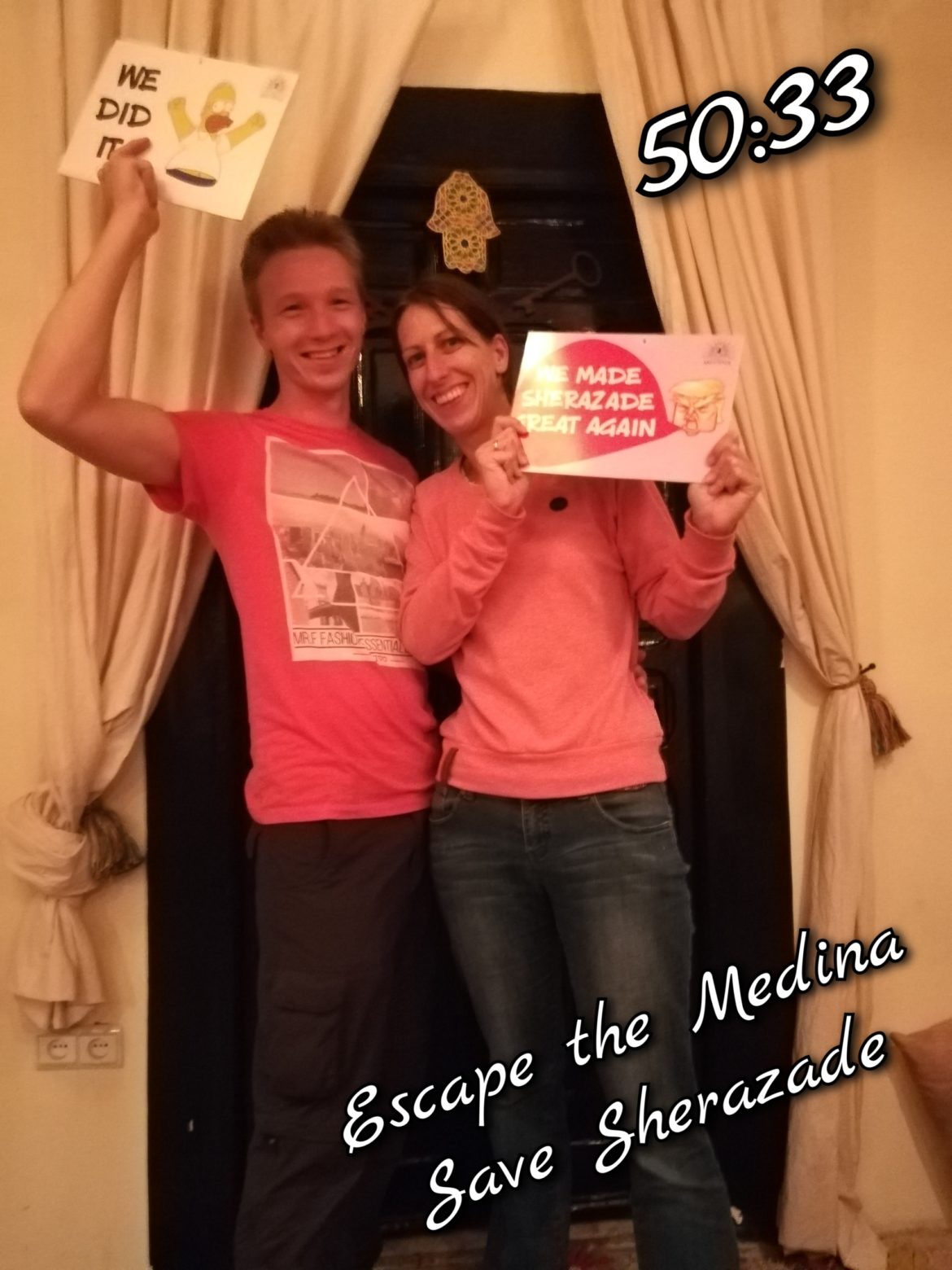 Siegerfoto beim Escpae Room Anbieter Escape the Medina nachdem wir den Raum Save Sherazade erfolgreich abschließen konnten.