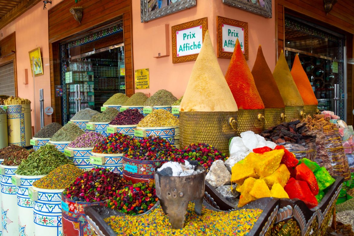 Verschiedene Gewürze aufgetürmt vor einem kleinen Laden in der Medina von Marrakesch