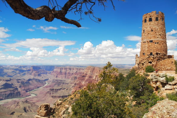 An der rechten Seite sieht man den Desert View Watchtower in Großaufnahme, während sich der Colorade River langsam seinen Weg durch den Grand Canyon National Park bahnt.