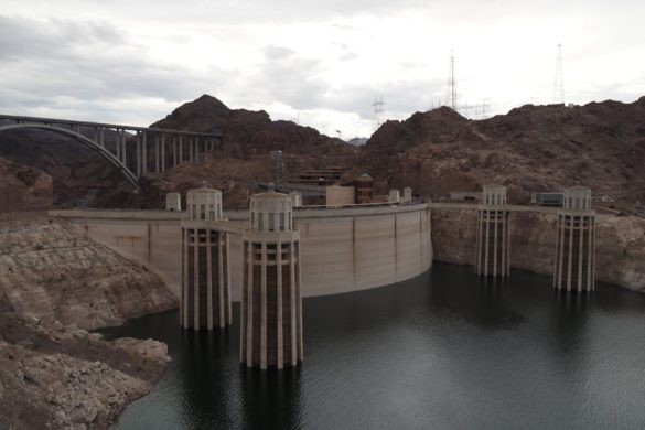 Die Rückseite des Hoover Dams nahe Las Vegas mit seinen Säulen die aus dem Wasser ragen, bei trockenem aber leider nicht allzu gutem Wetter