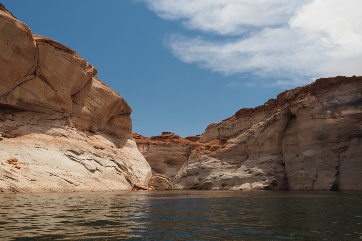 Man erkennt bereits den Anfang des Antelope Canyons, während wir noch mit dem Kayak am Lake Powel entlang paddeln, auch wenn er hier natürlich bei weitem noch nicht so schmal ist, wie man es von den Fotos kennt. An den Felsen sieht man den alten Wasserstand des Lake Powell
