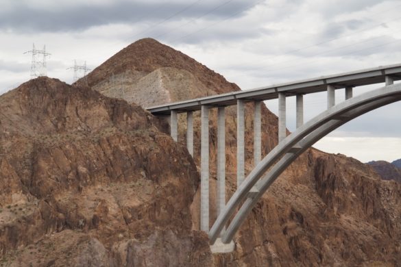Eine Bogenbrücke nahe des Hoover Dams, führ uns und den Highway über die Schlucht und wird dabei von einigen Strommasten begleitet. Genannt wird sie Mike O’Callaghan-Pat Tillman Memorial Bridge
