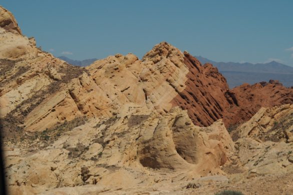 Eine Felslandschaft zieht sich durch das Valley of Fire und wechselt plötzlich von einem hellbraunen Ton auf einen rot-braunen Ton. Fast wie wenn Schokoladeneis auf Vanilleeis trifft.
