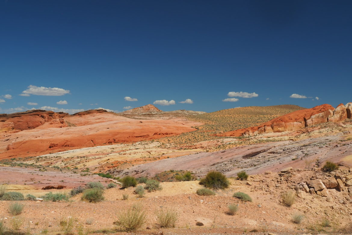Im Vally of Fire sehen wir die unterschiedlichsten Farben im Sand un an den Steinen, von Gelb über Orange bis knall Rot, aber auch diverse braun und lila Töne, sind mit dabei, eine tolle Hügellandschaft.