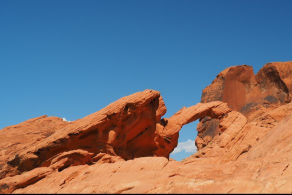 Im Vally of Fire haben wir einen weiteren Arch gefunden, der eine Brücke in der Mars ähnlichen, roten Landschaft bildet