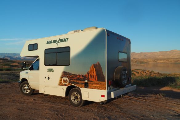 Unser Wohnwagen steht auf einem Hügel direkt vor dem Lake Mead während die Sonne gerade untergeht.