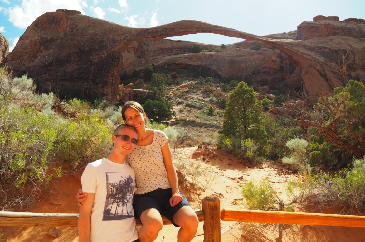 Zusammen stehen wir von dem gigantischen Landscape Arch und werden von den roten Steinen vor uns in eine rotes Leuchten getaucht